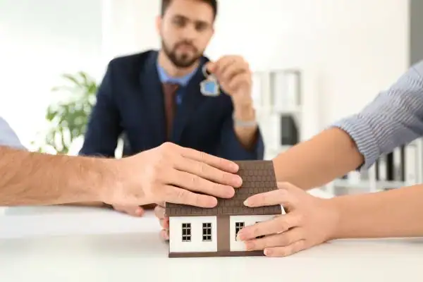 Couple arguing over property in divorce mediation Eastleigh