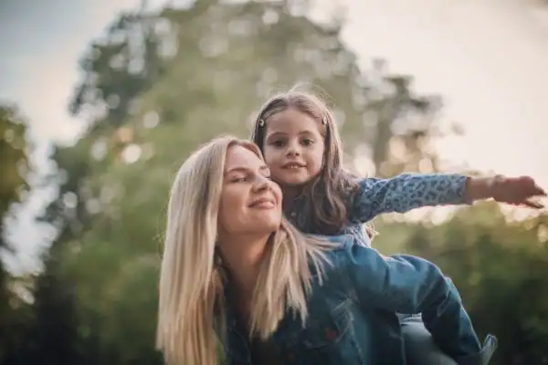 happy mum and daughter following mediation to resolve parental alienation Eastleigh